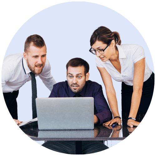 Drei Büroangestellte schauen auf einen Laptop