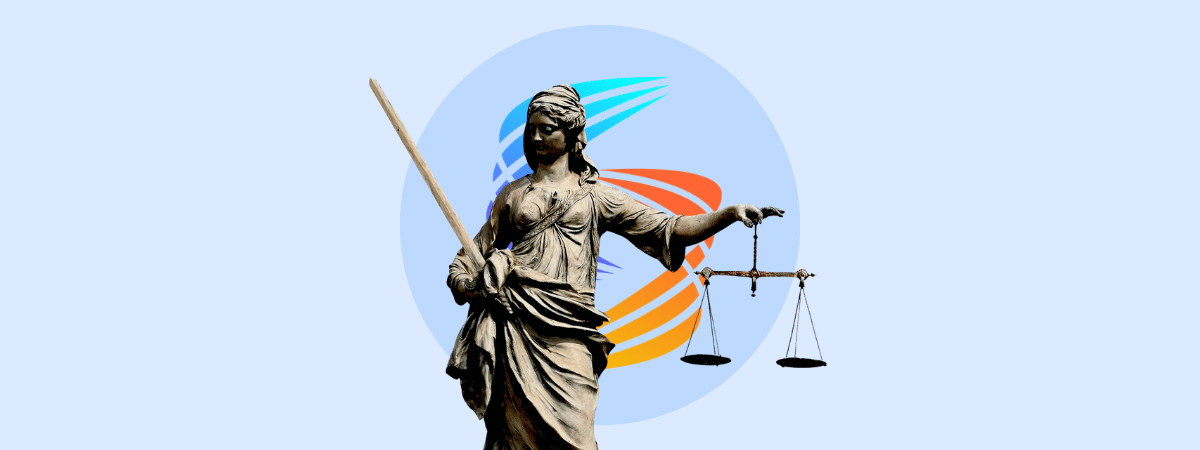 Eine Justitia-Statue mit Schwert und Waagschalen vor dem SiteCockpit-Bogen als Symbol für die gesetzlichen Anforderungen an WCAG-Konformität und digitale Barrierefreiheit