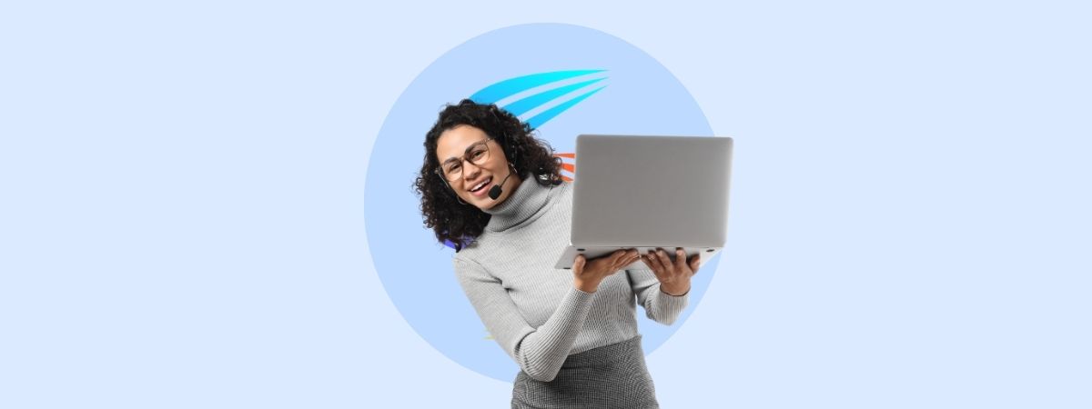 Eine lächelnde Frau mit Headset hält einen aufgeklappten Laptop in den Händen, im Hintergrund ein heller Kreis mit stilisiertem Rocket-Schweif-Icon