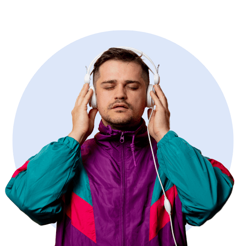 Ein junger Mann mit Kopfhörern hört Musik