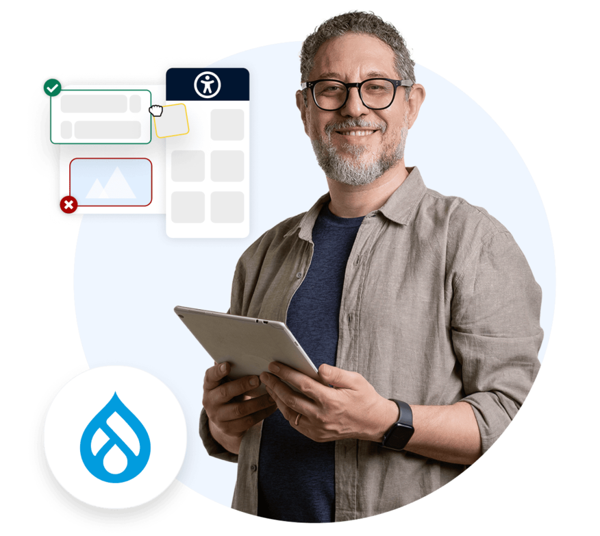 Eine lächelnde Frau am Tisch mit einem Laptop.